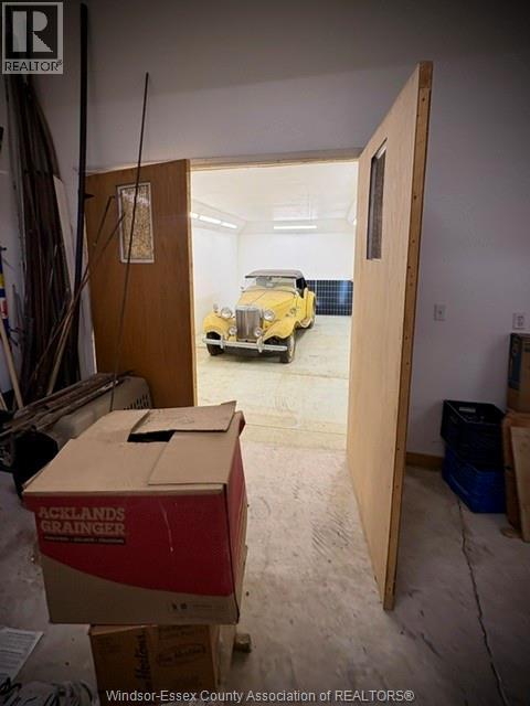 949 East West Rd - Image 39