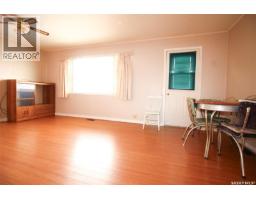 Enclosed porch - 261 2nd Avenue W, Shaunavon, SK S0N2M0 Photo 7