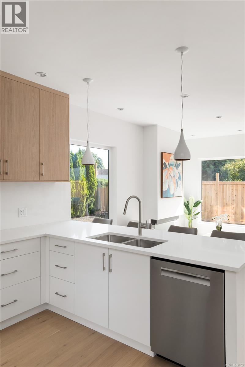 #4 2118 Pentland Rd - 9
