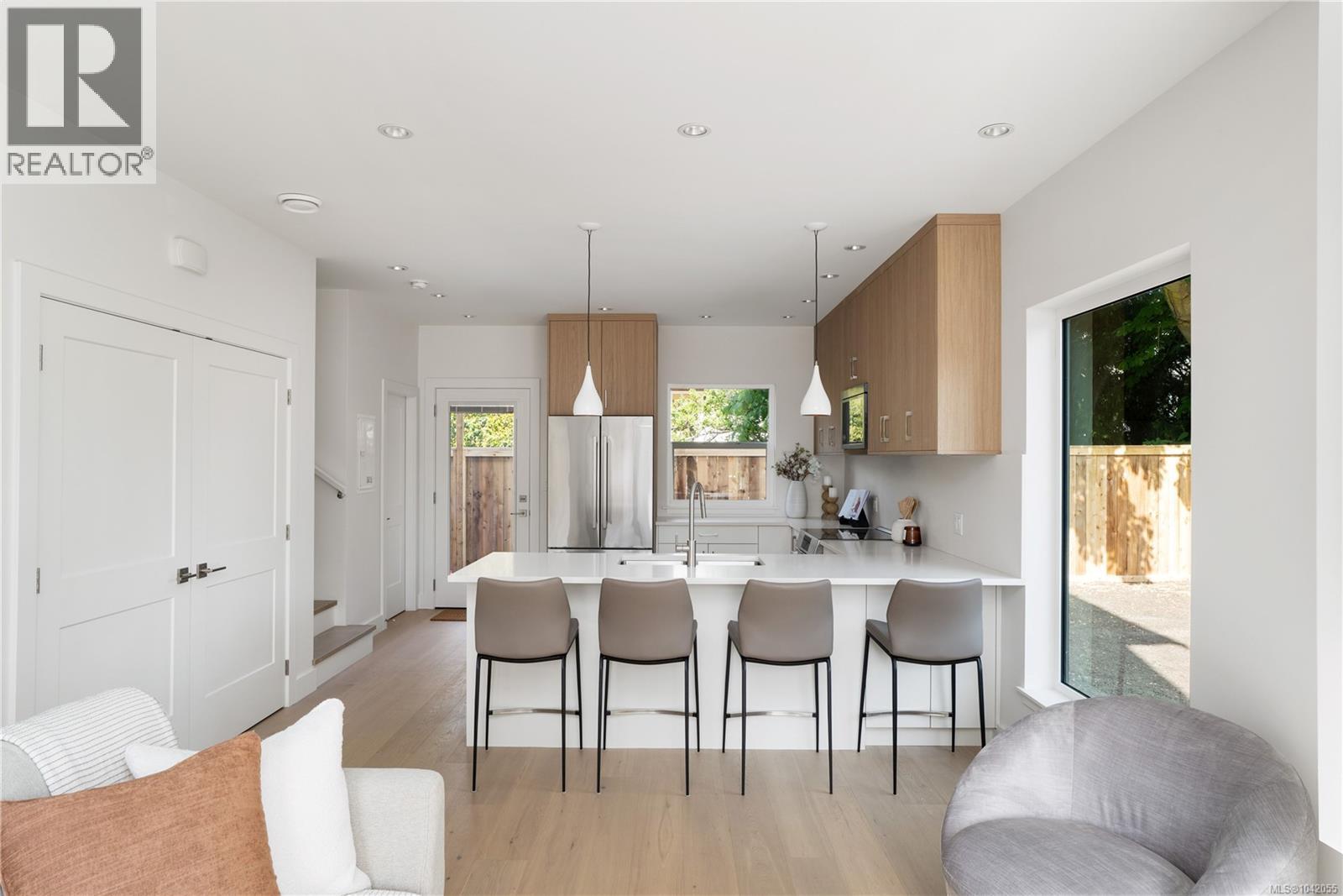 #4 2118 Pentland Rd - 15