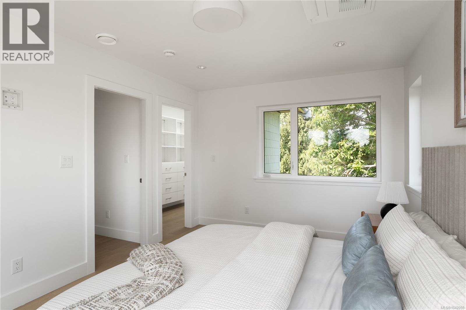 #4 2118 Pentland Rd - 22
