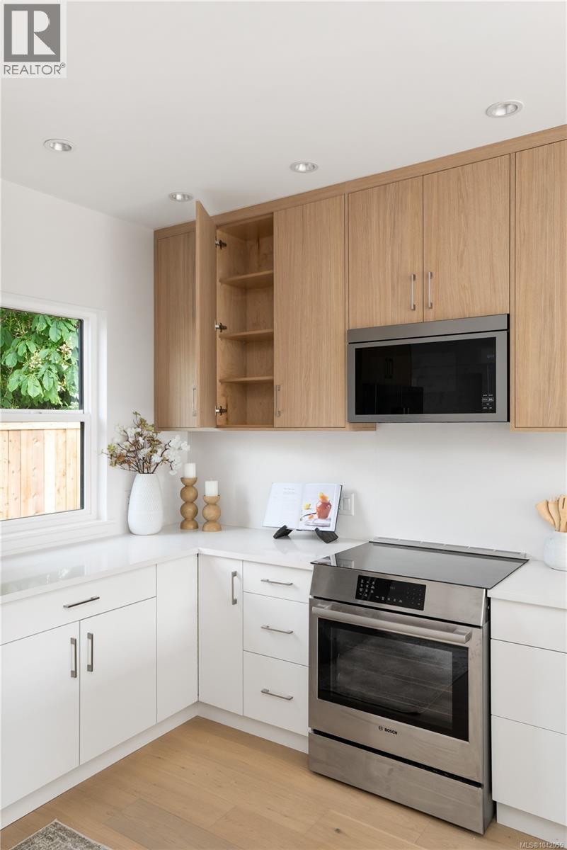 #4 2118 Pentland Rd - 17