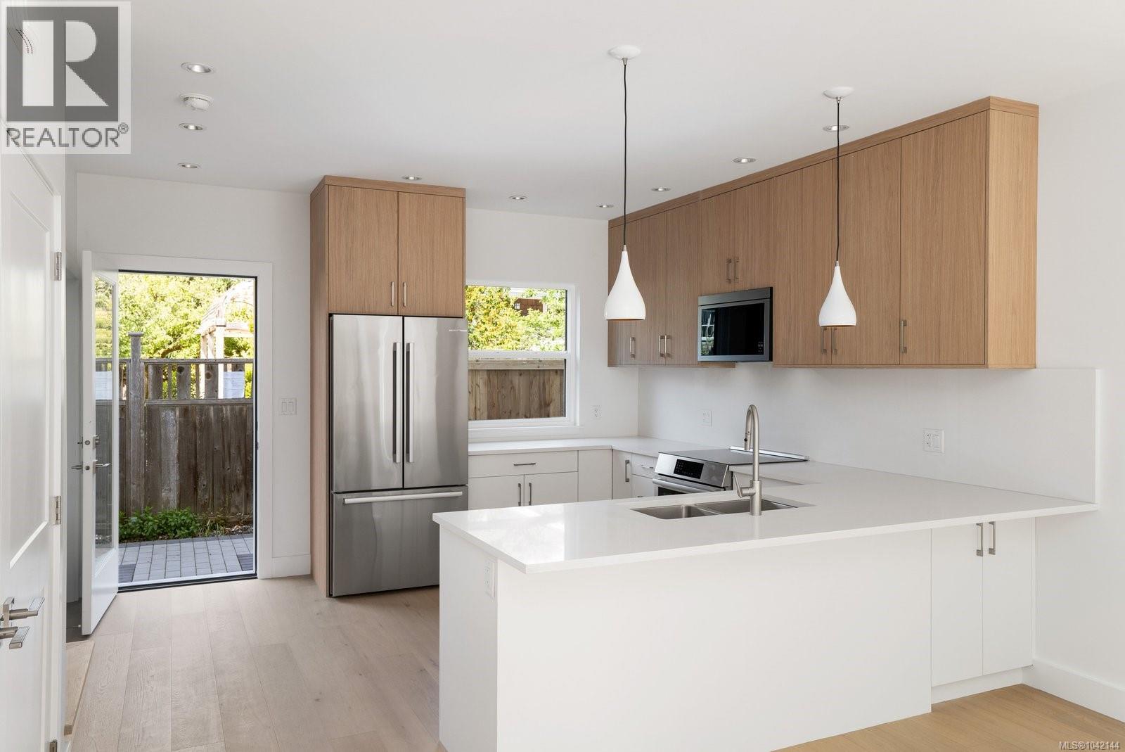 3 2118 Pentland Road, Oak Bay