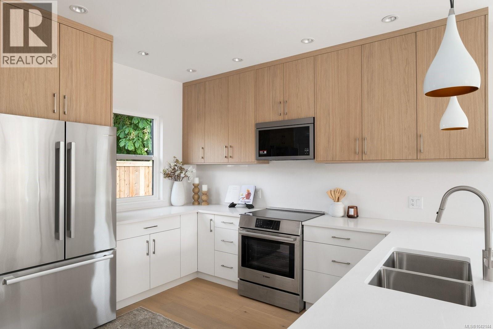3 2118 Pentland Road, Oak Bay