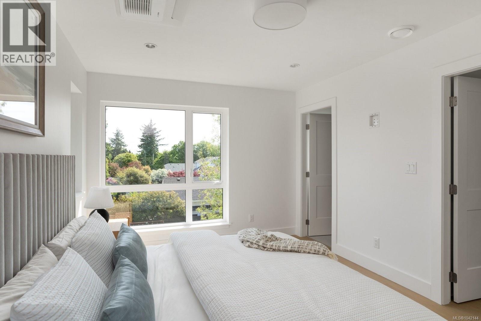 3 2118 Pentland Road, Oak Bay