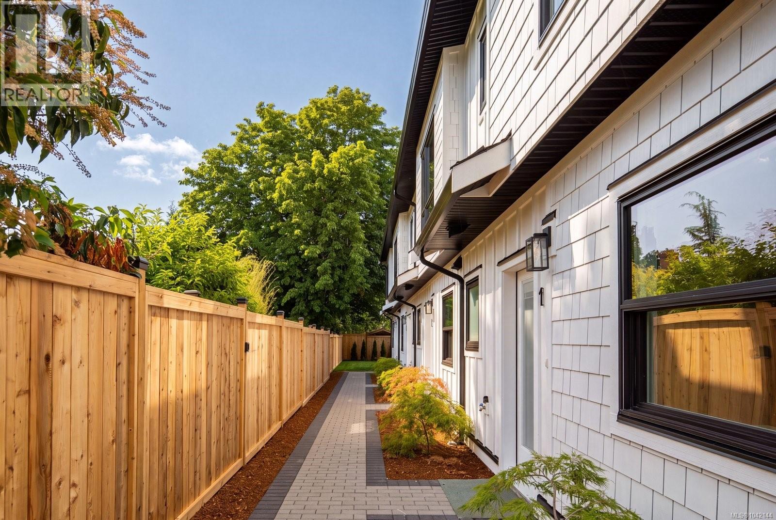 3 2118 Pentland Road, Oak Bay
