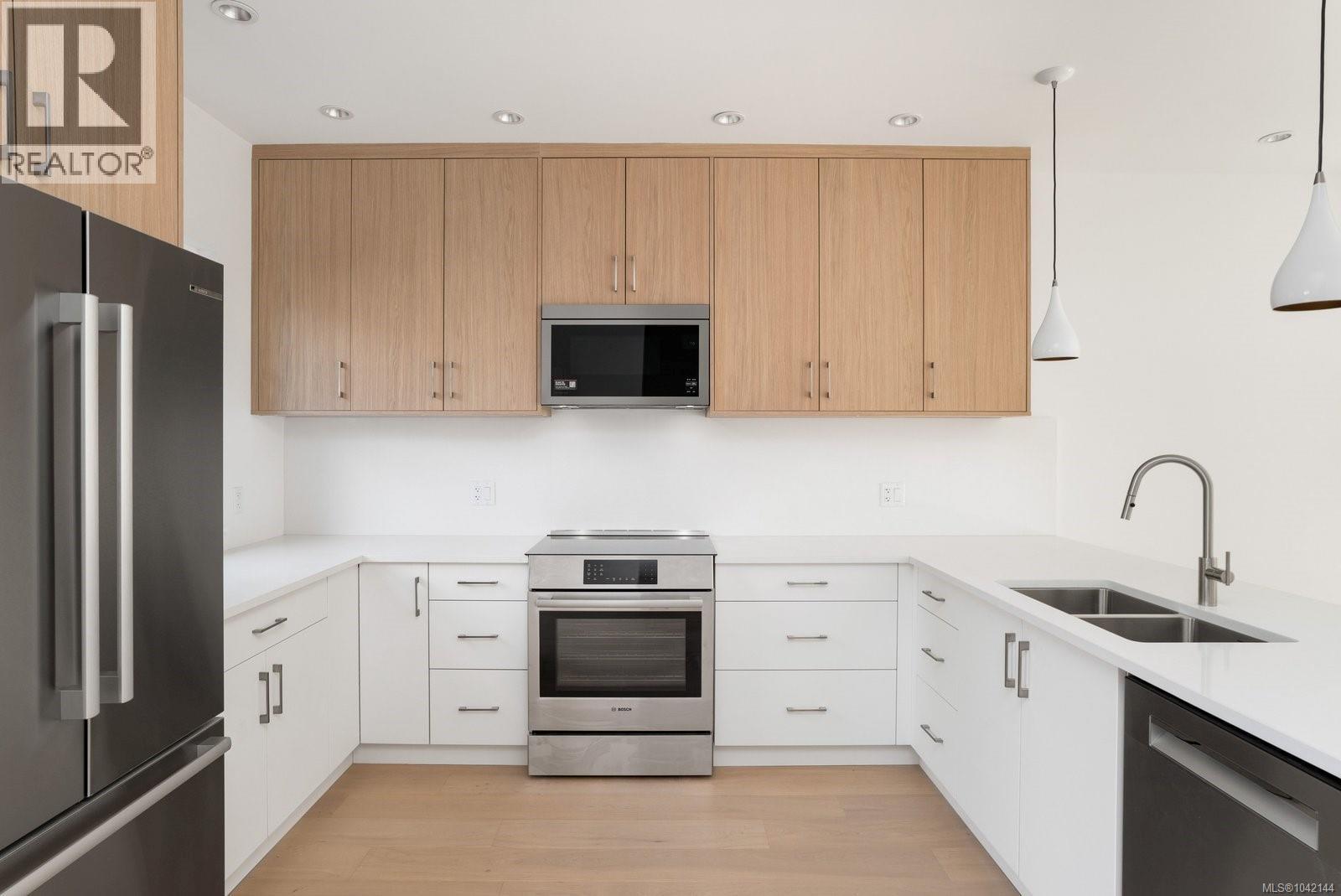 #3 2118 Pentland Rd - 16