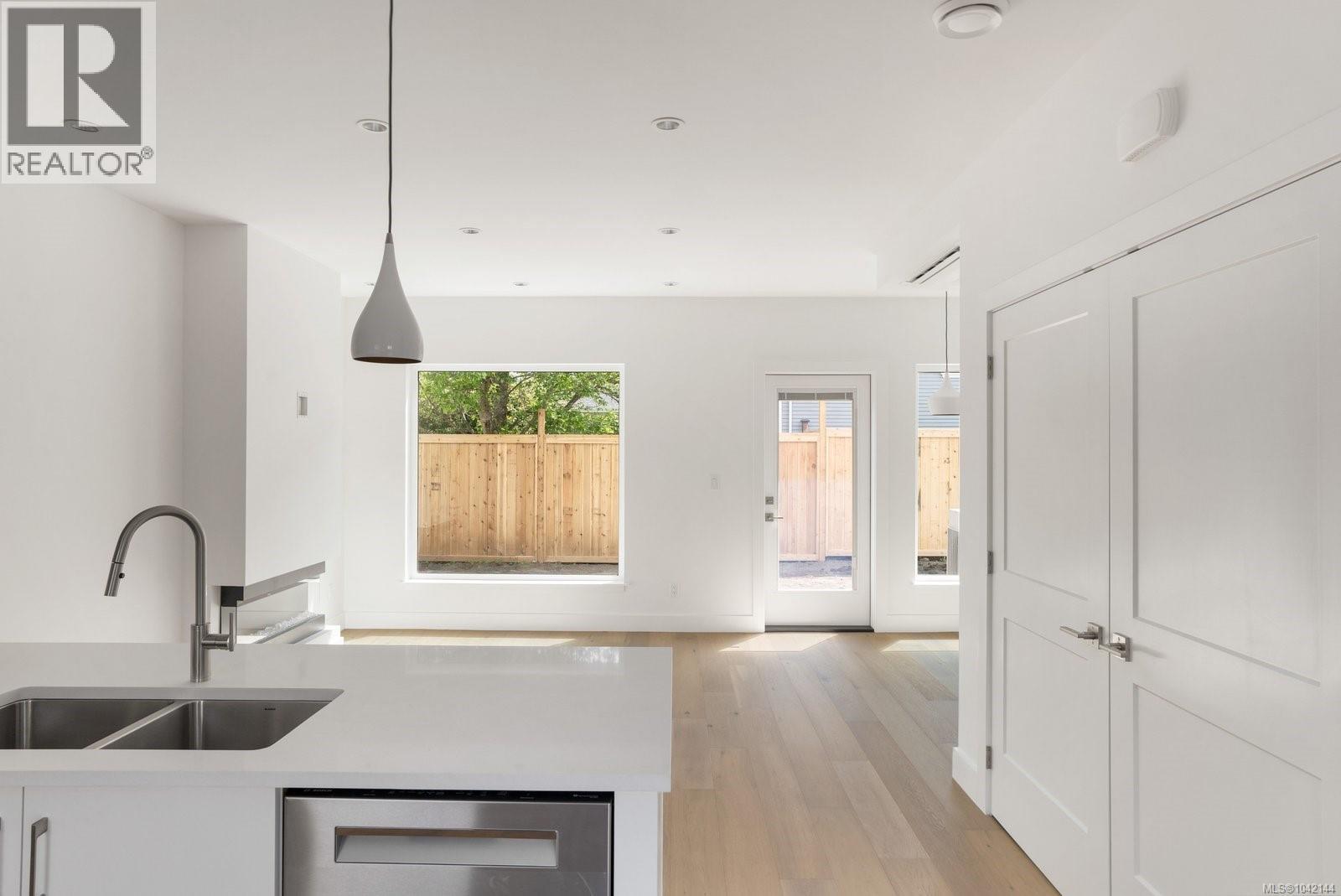 3 2118 Pentland Road, Oak Bay