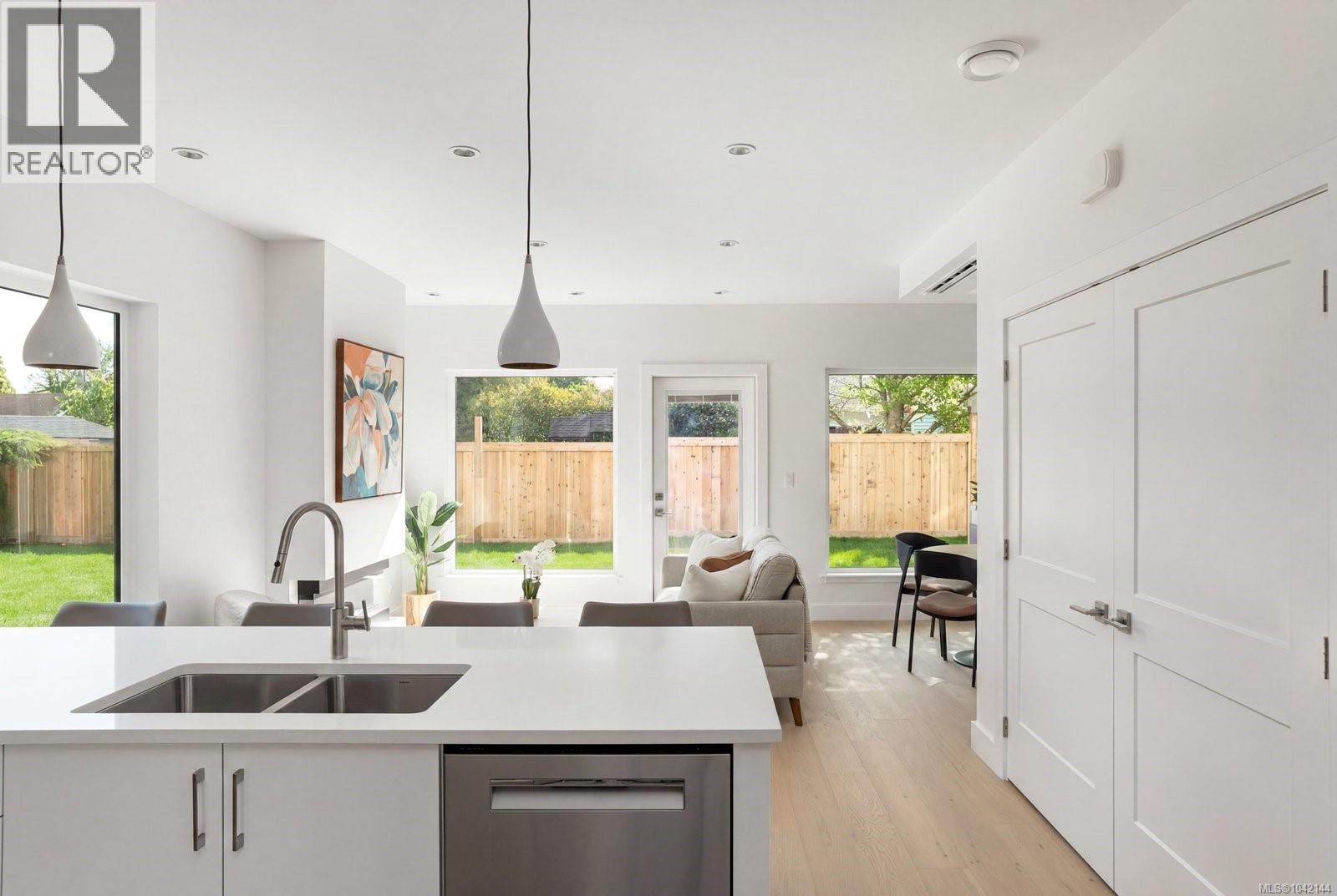 3 2118 Pentland Road, Oak Bay