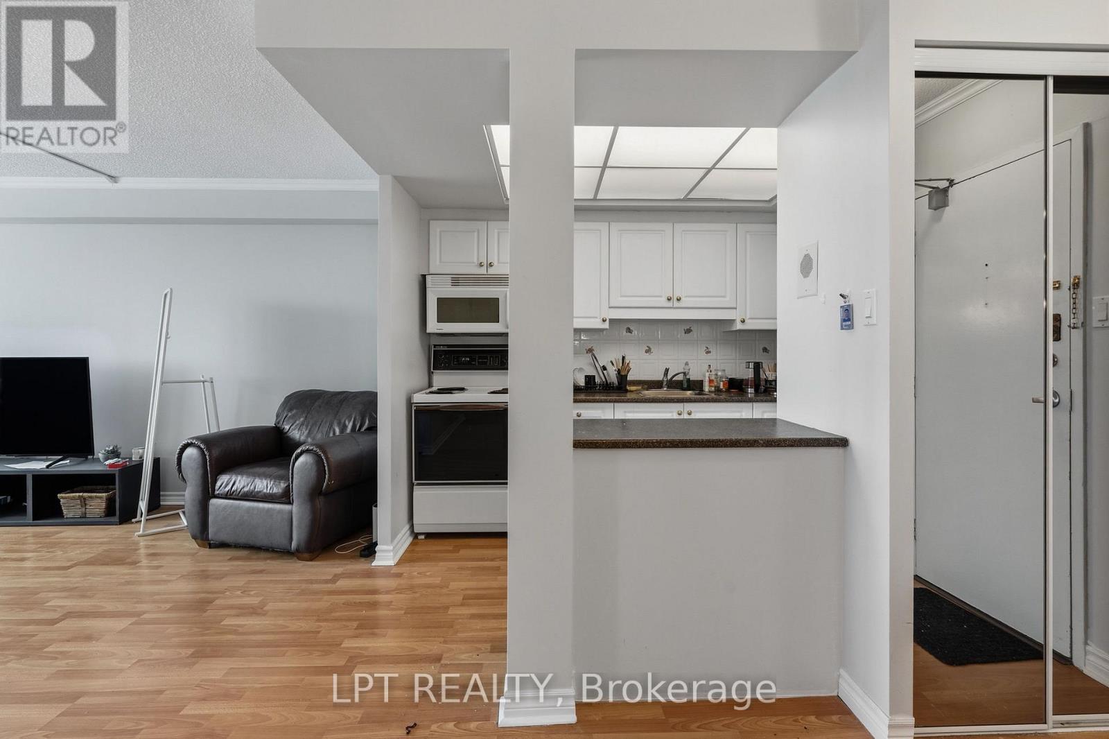 #1112 555 BRITTANY DRIVE - 11
