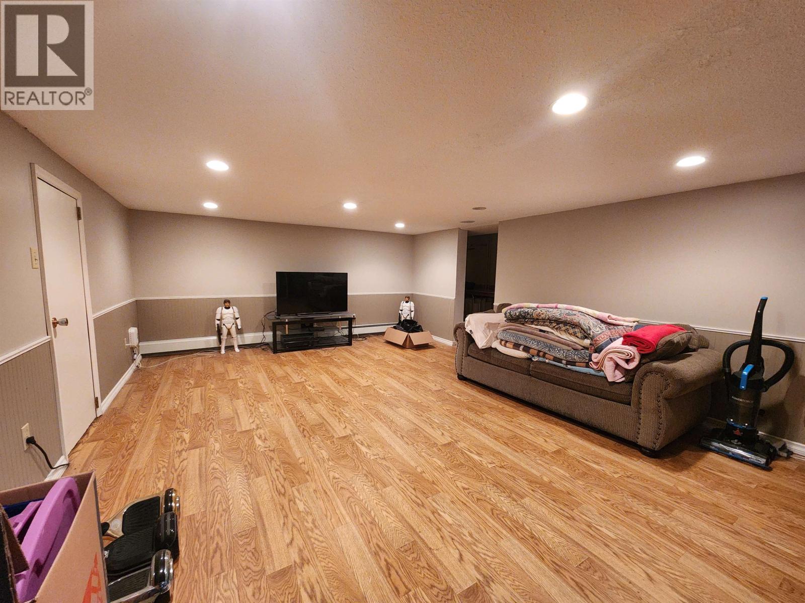232 KING DRIVE - 24