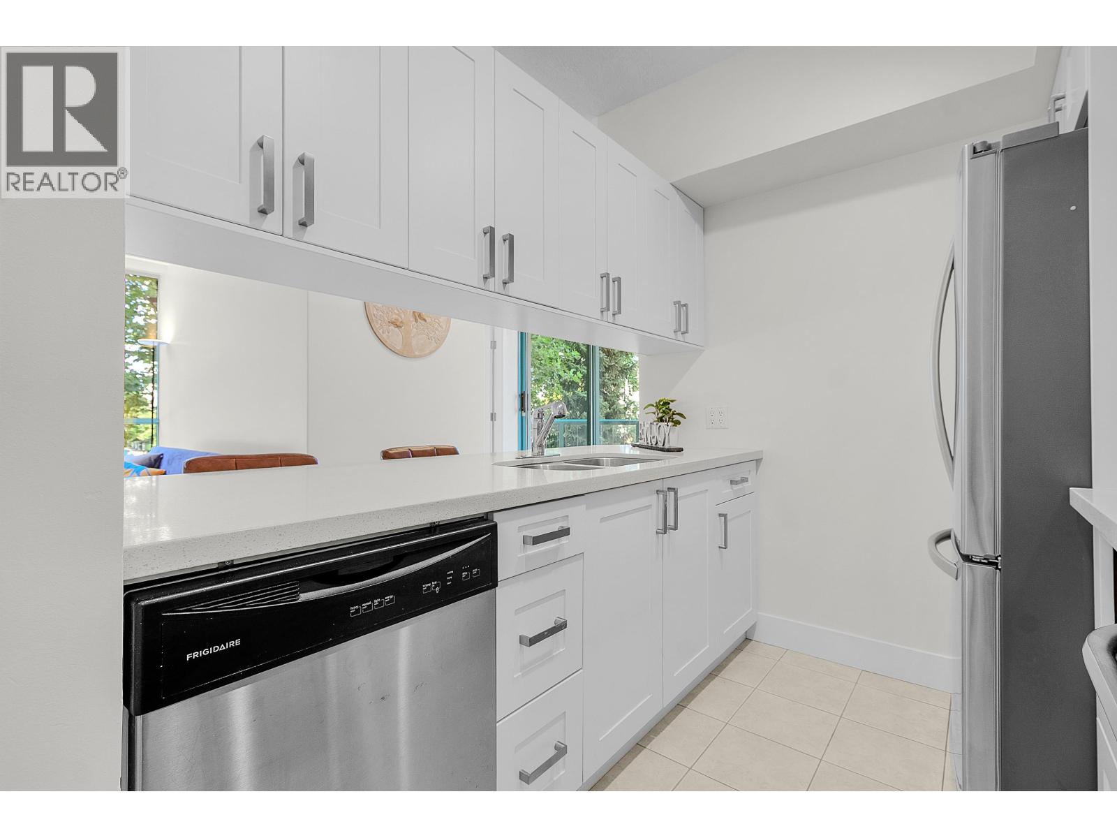 302 8871 LANSDOWNE ROAD