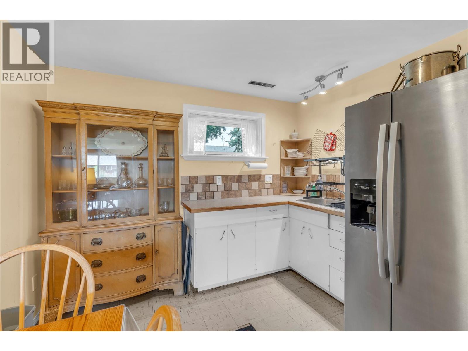 804 ROSS Avenue - 27