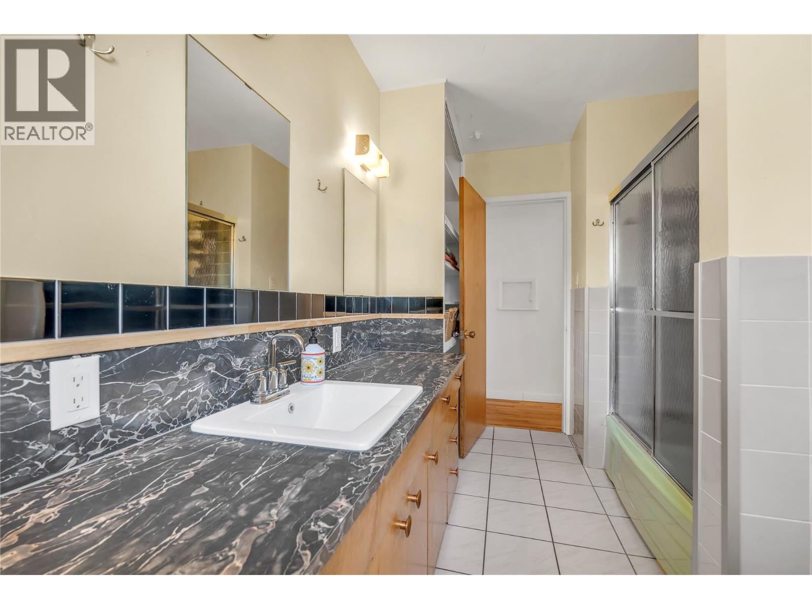 804 ROSS Avenue - 22