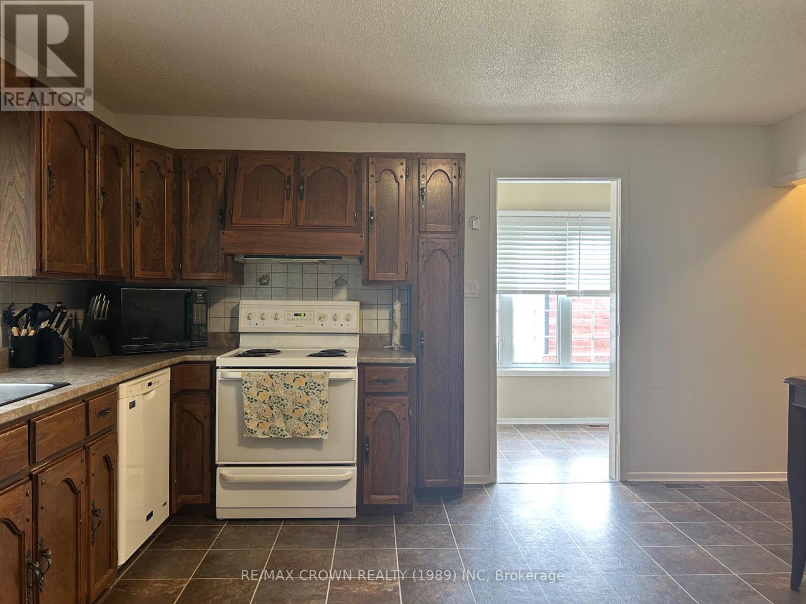 26 FRONTENAC CRESCENT - Image 17