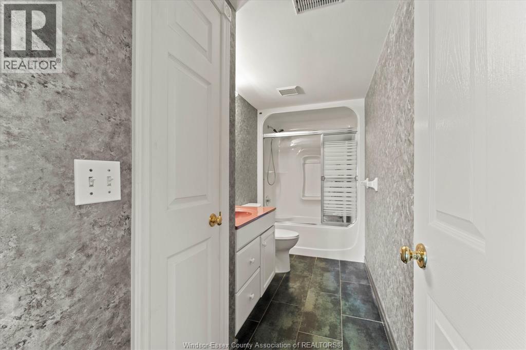#213 310 VILLAGE GROVE DRIVE - 23