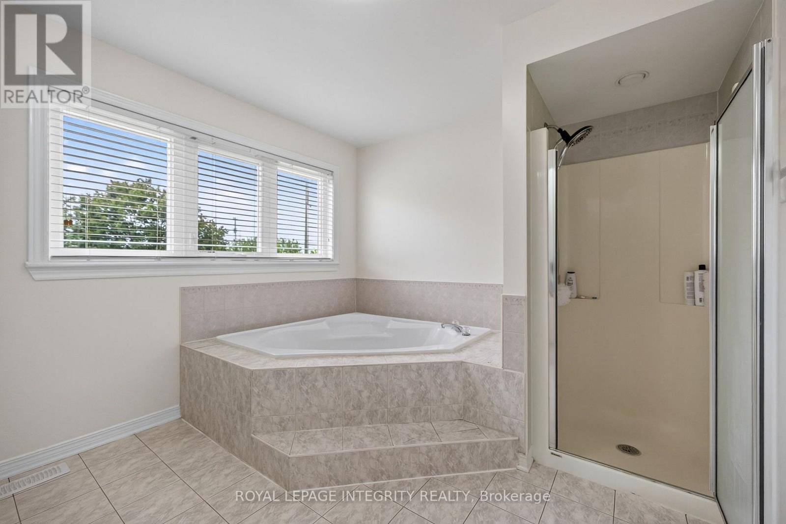 137 HUNTERSWOOD CRESCENT - 27