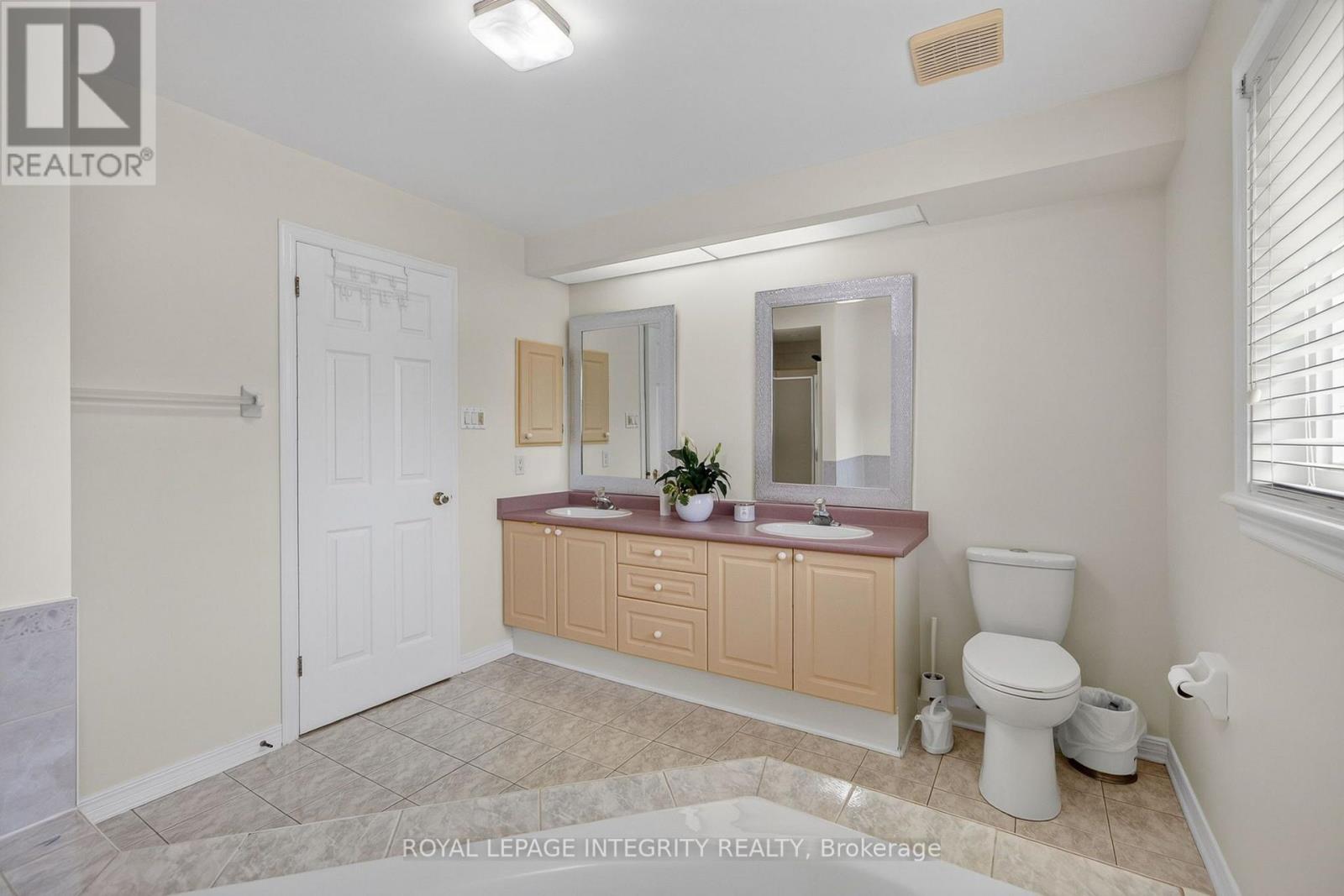 137 HUNTERSWOOD CRESCENT - Image 28