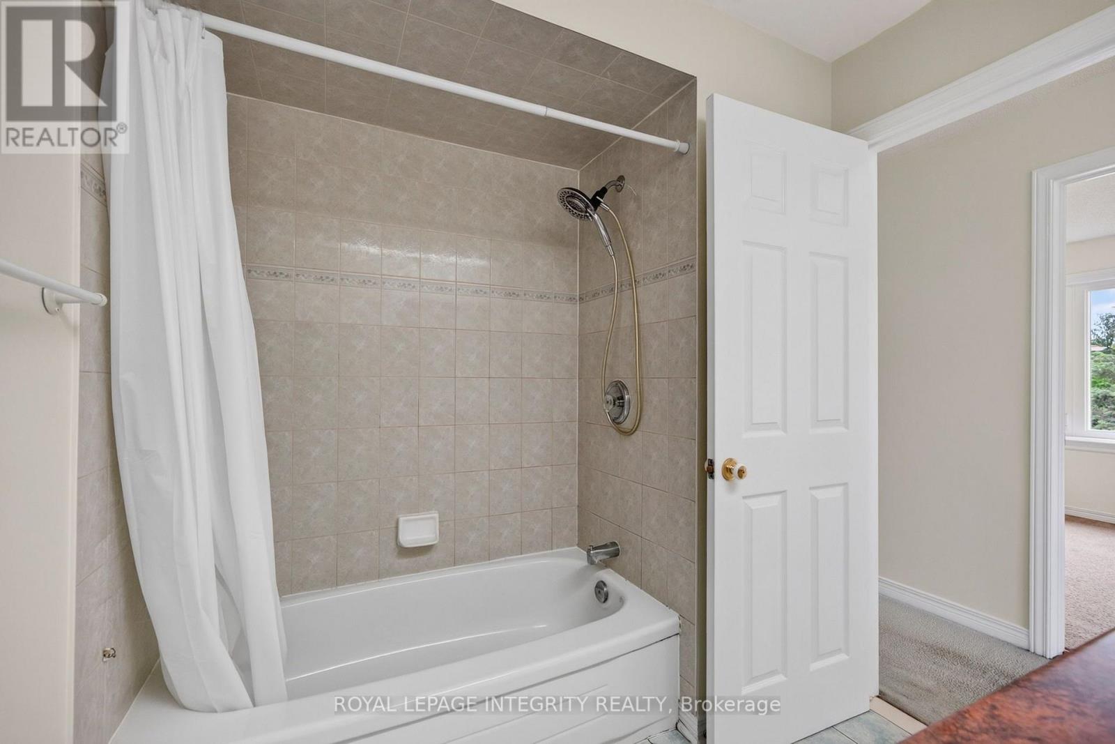 137 HUNTERSWOOD CRESCENT - Image 36