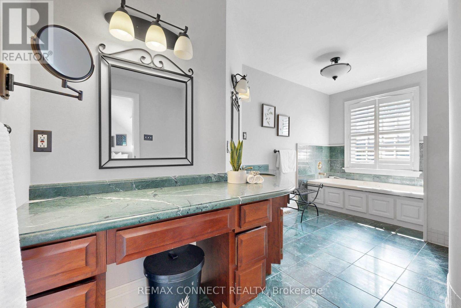 255 LORETTA CRESCENT - Image 32