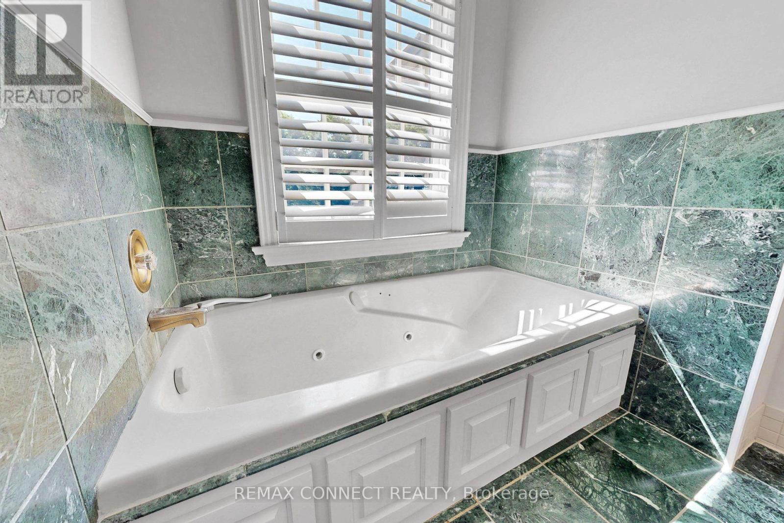255 LORETTA CRESCENT - Image 33