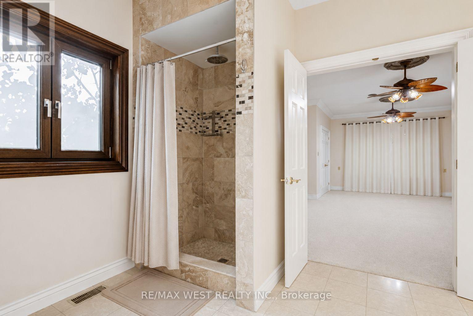 54 LYNNDALE ROAD - 22