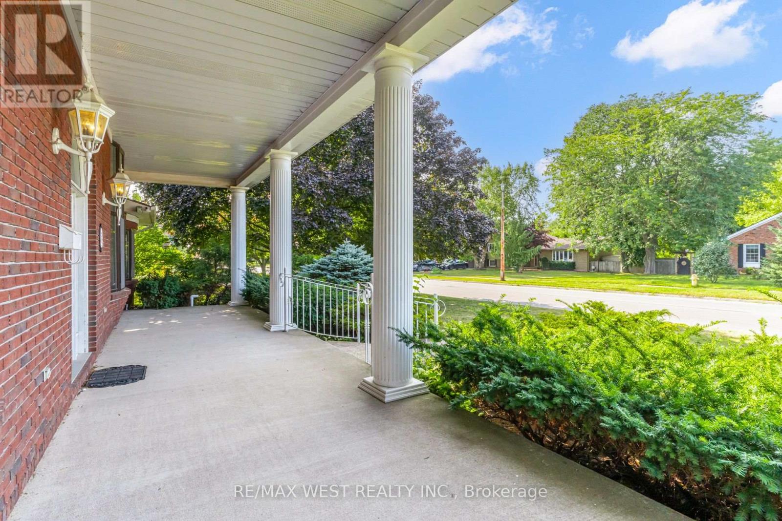 54 LYNNDALE ROAD - 42