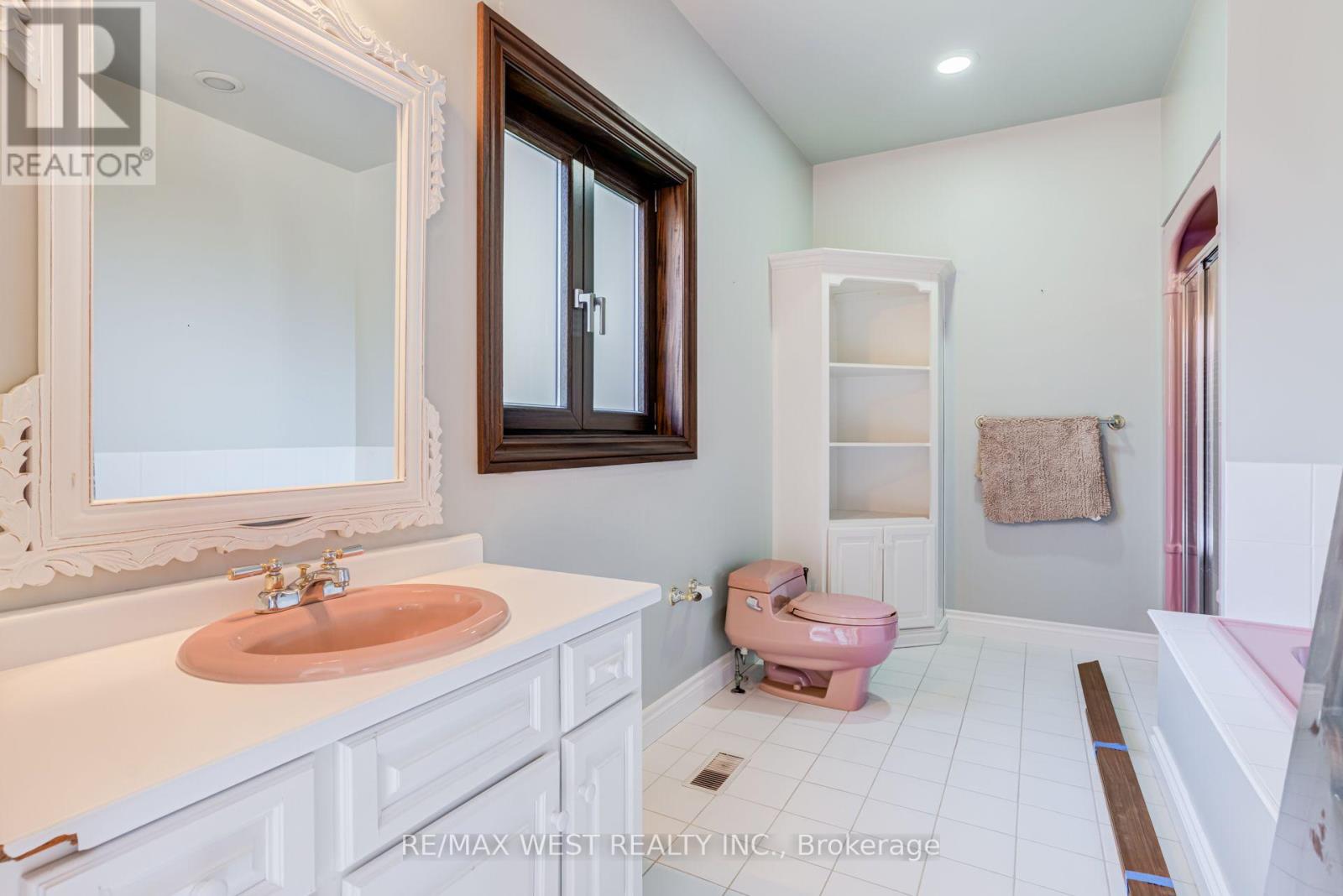 54 LYNNDALE ROAD - 27