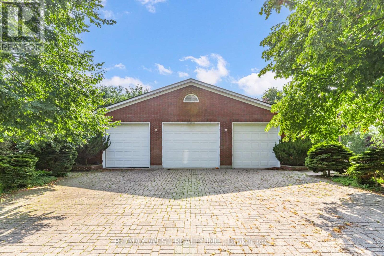 54 LYNNDALE ROAD - 43