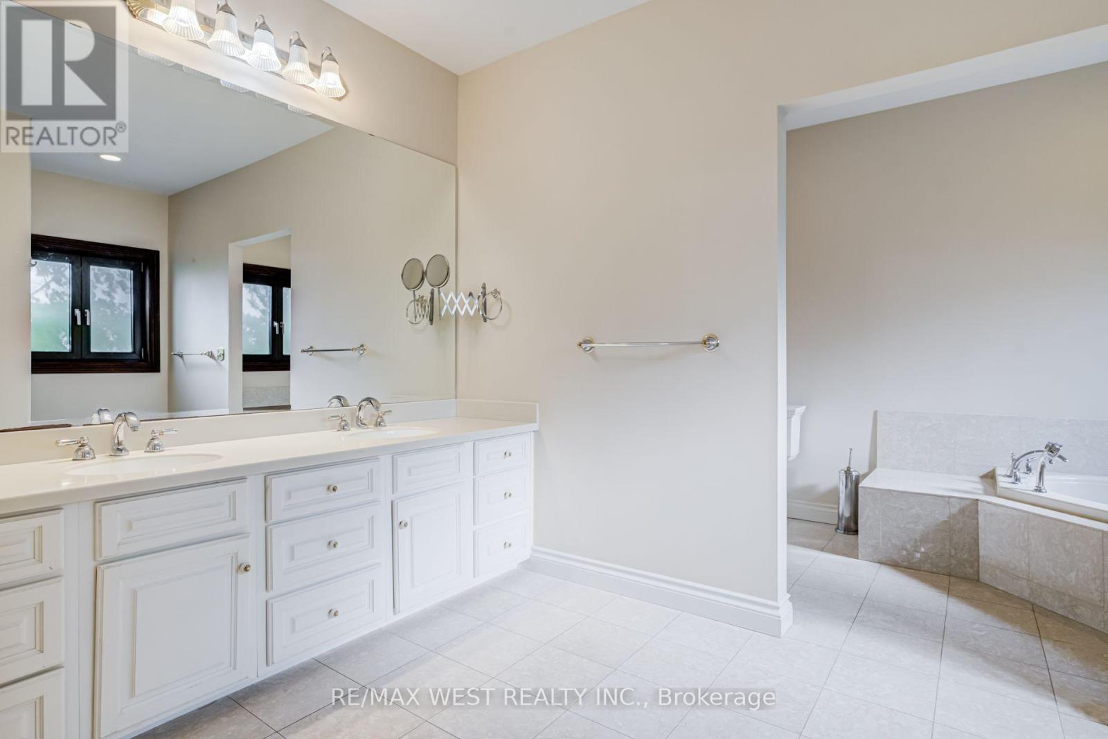 54 LYNNDALE ROAD - 20