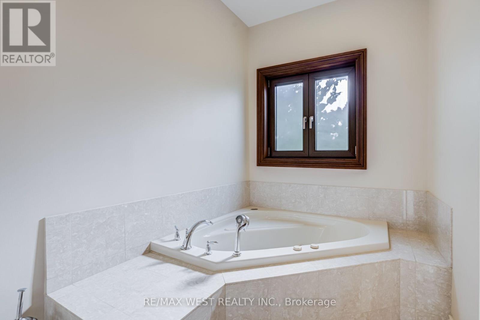 54 LYNNDALE ROAD - 21