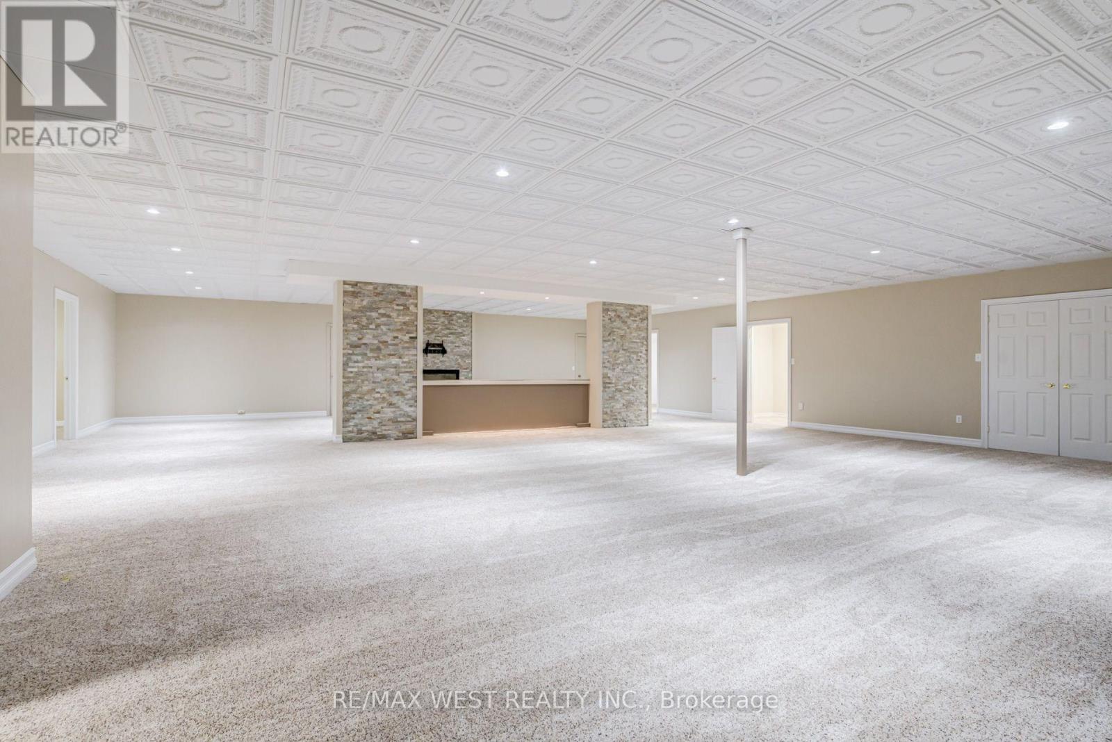 54 LYNNDALE ROAD - 32