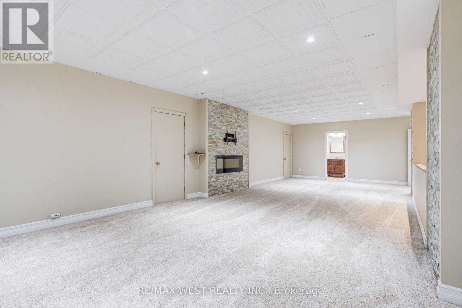 54 LYNNDALE ROAD - 33