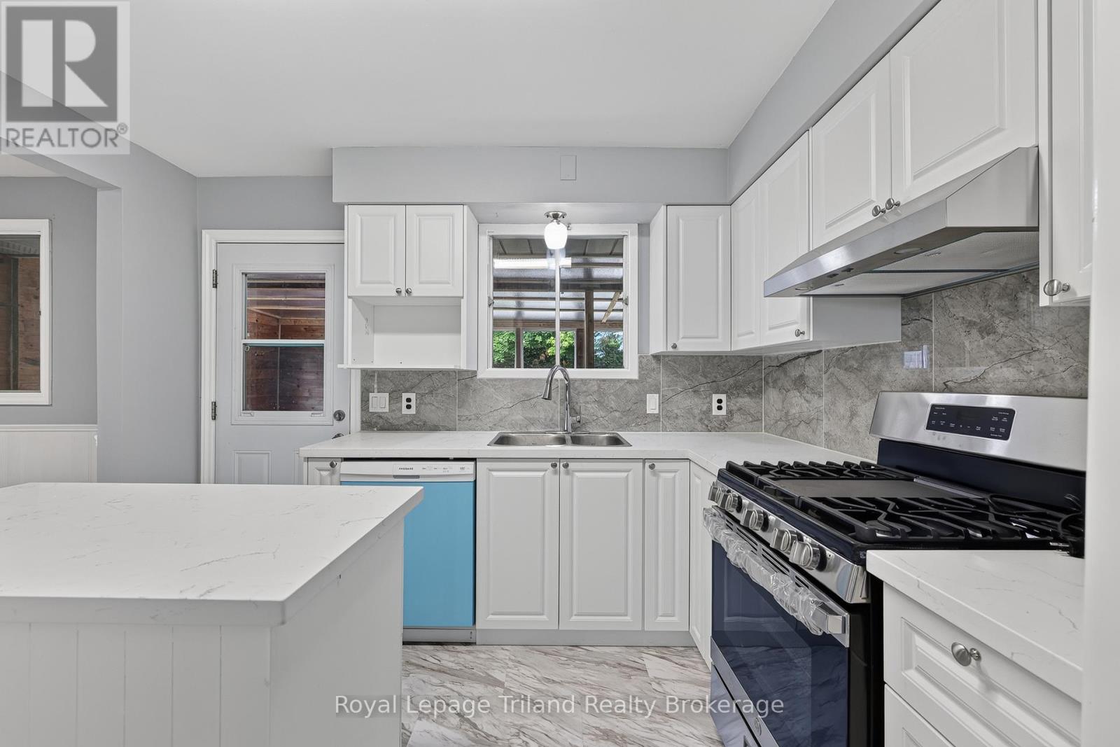 378 SALES DRIVE - Image 11