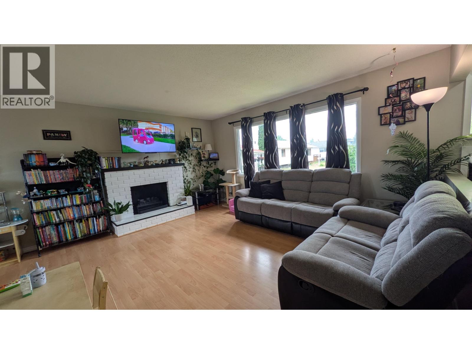630 VEDDER CRESCENT - 3