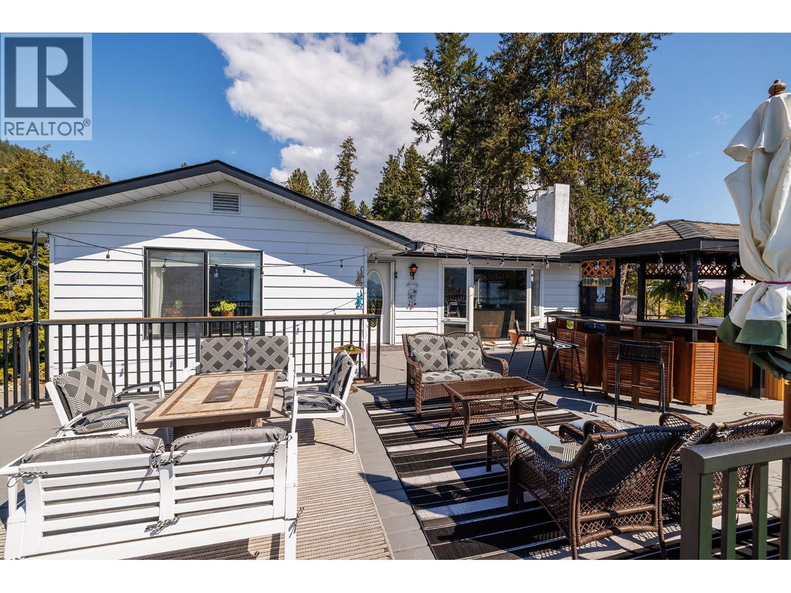 5687 Somerset Avenue, Peachland — photo 3