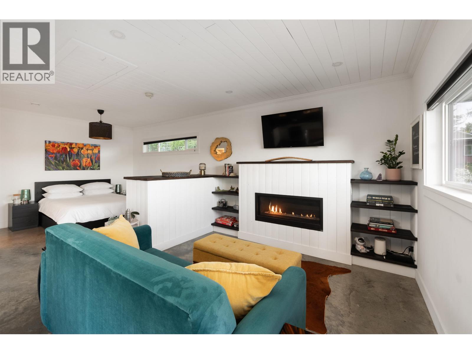 586-588 NORTH FLETCHER ROAD, Gibsons