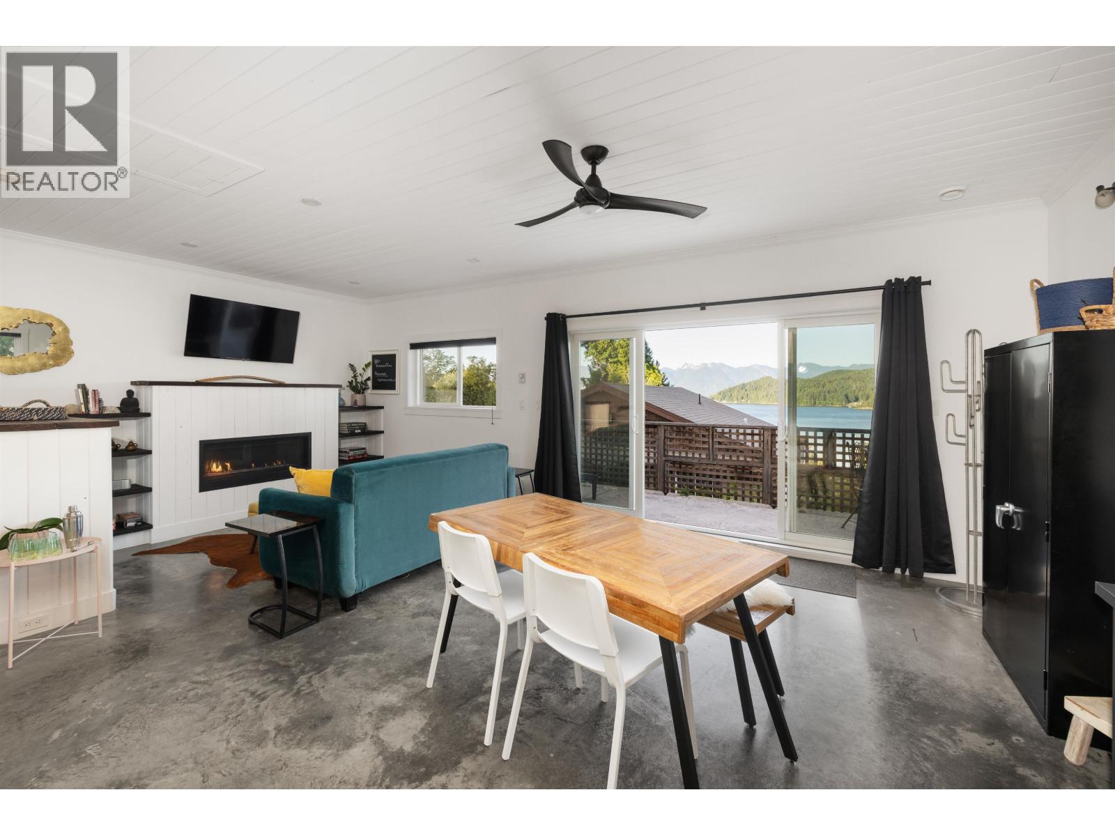 586-588 NORTH FLETCHER ROAD, Gibsons