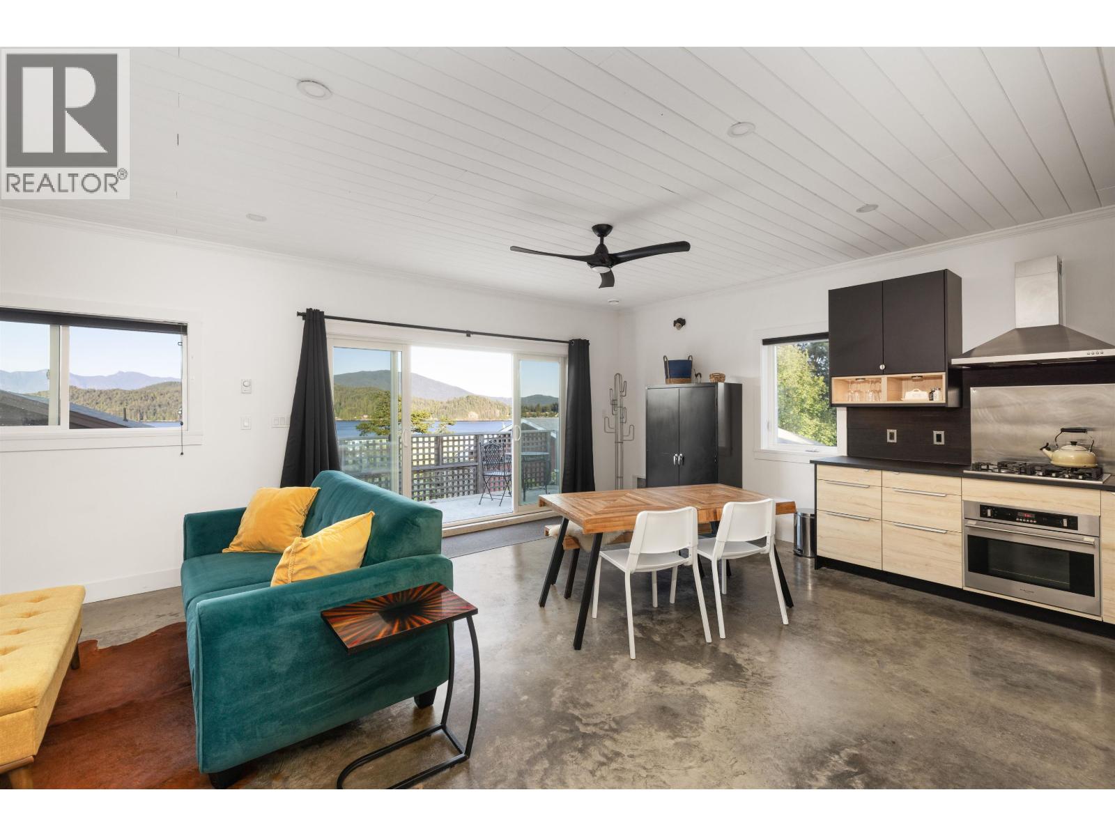 586-588 NORTH FLETCHER ROAD, Gibsons