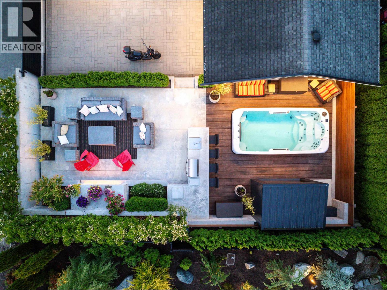 586-588 NORTH FLETCHER ROAD, Gibsons