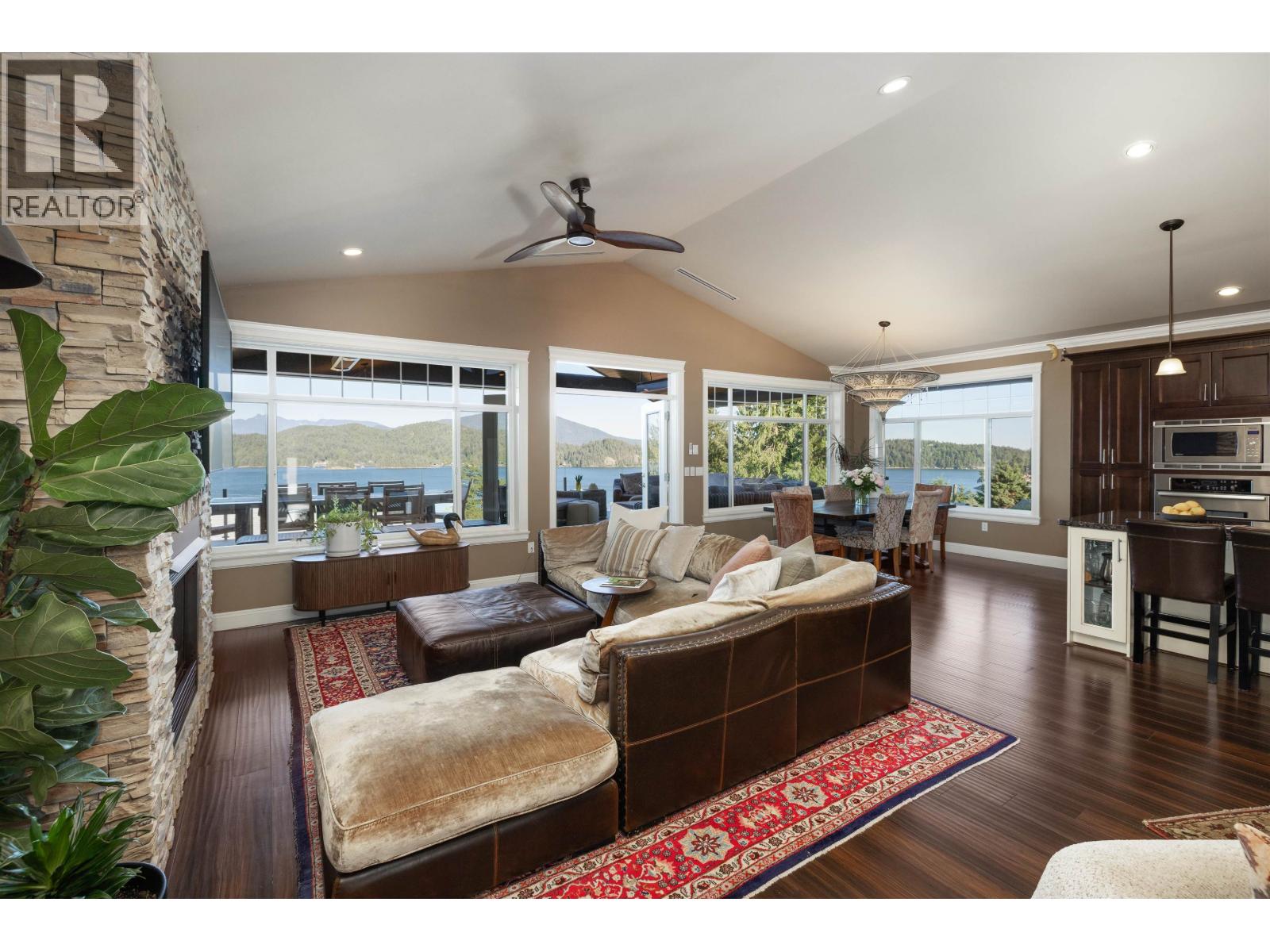 586-588 NORTH FLETCHER ROAD, Gibsons