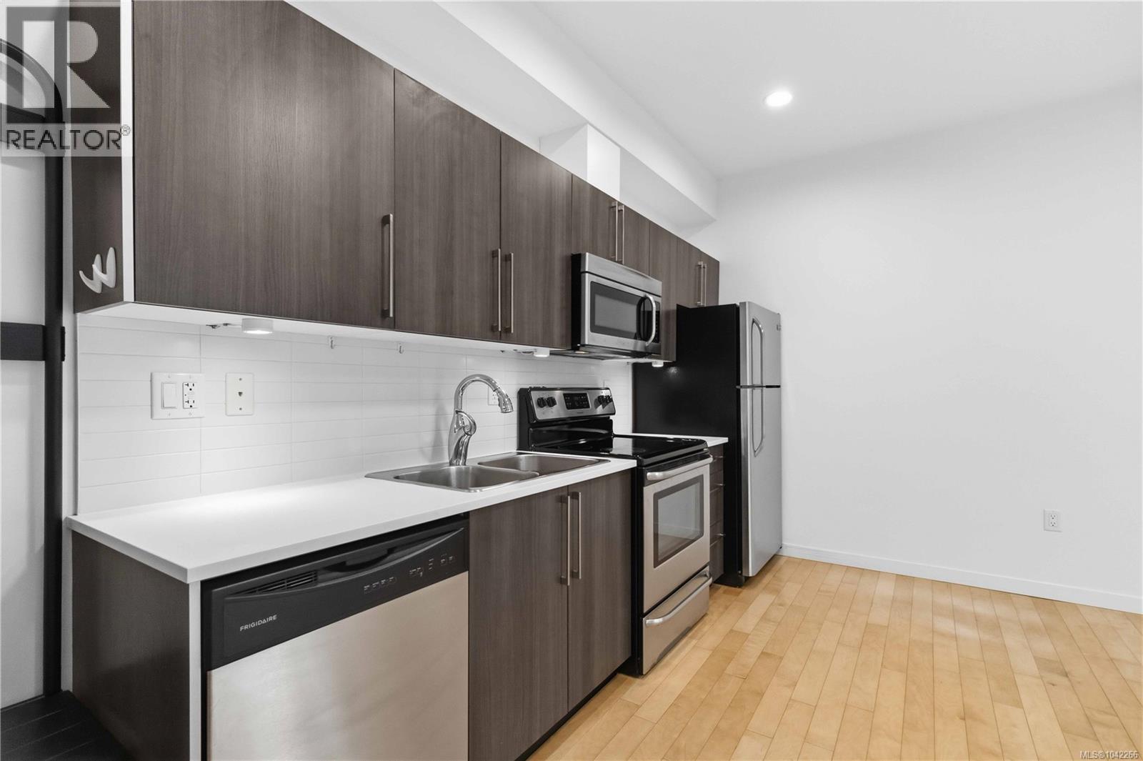 #203 4050 Douglas St - 16