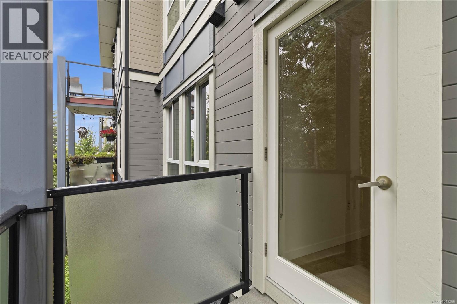 #203 4050 Douglas St - 27