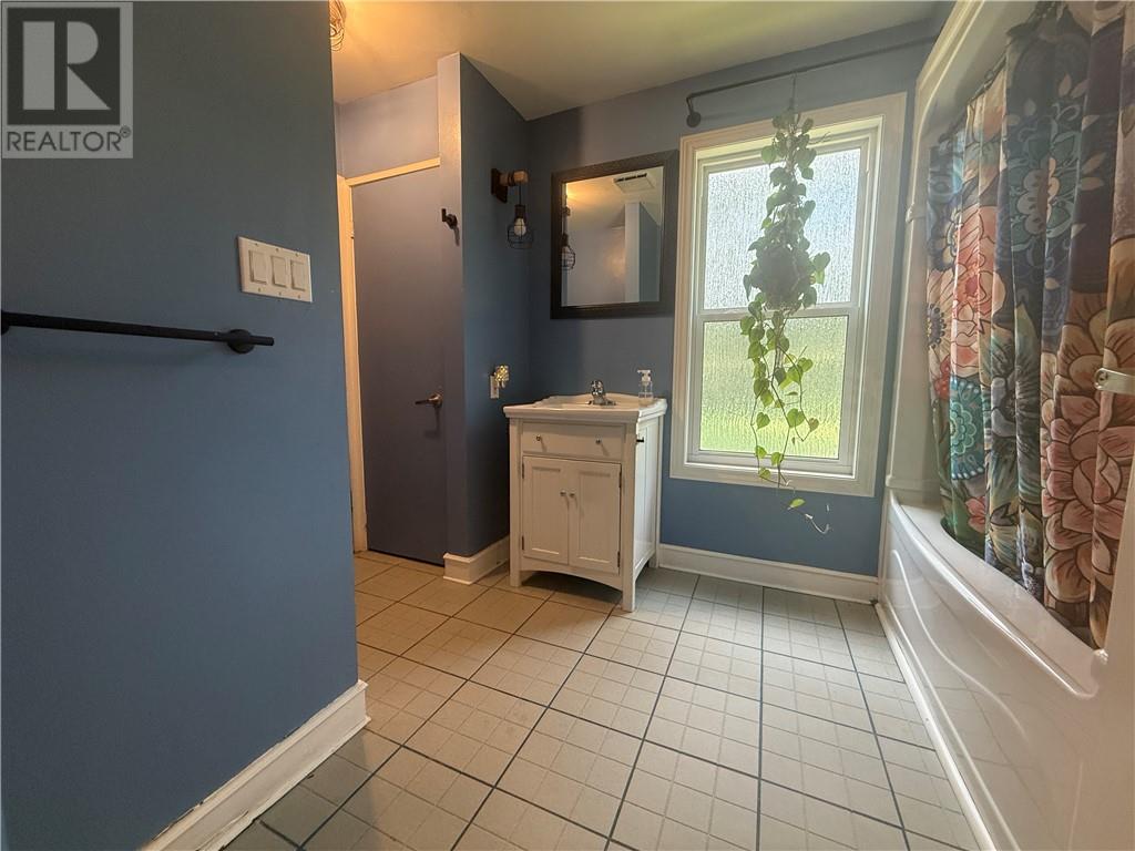 162 Riverside Drive W - 8