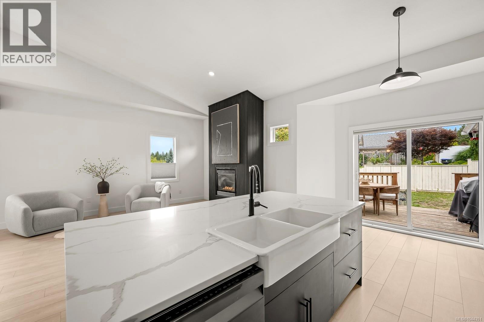 1405 Malahat Dr - 19