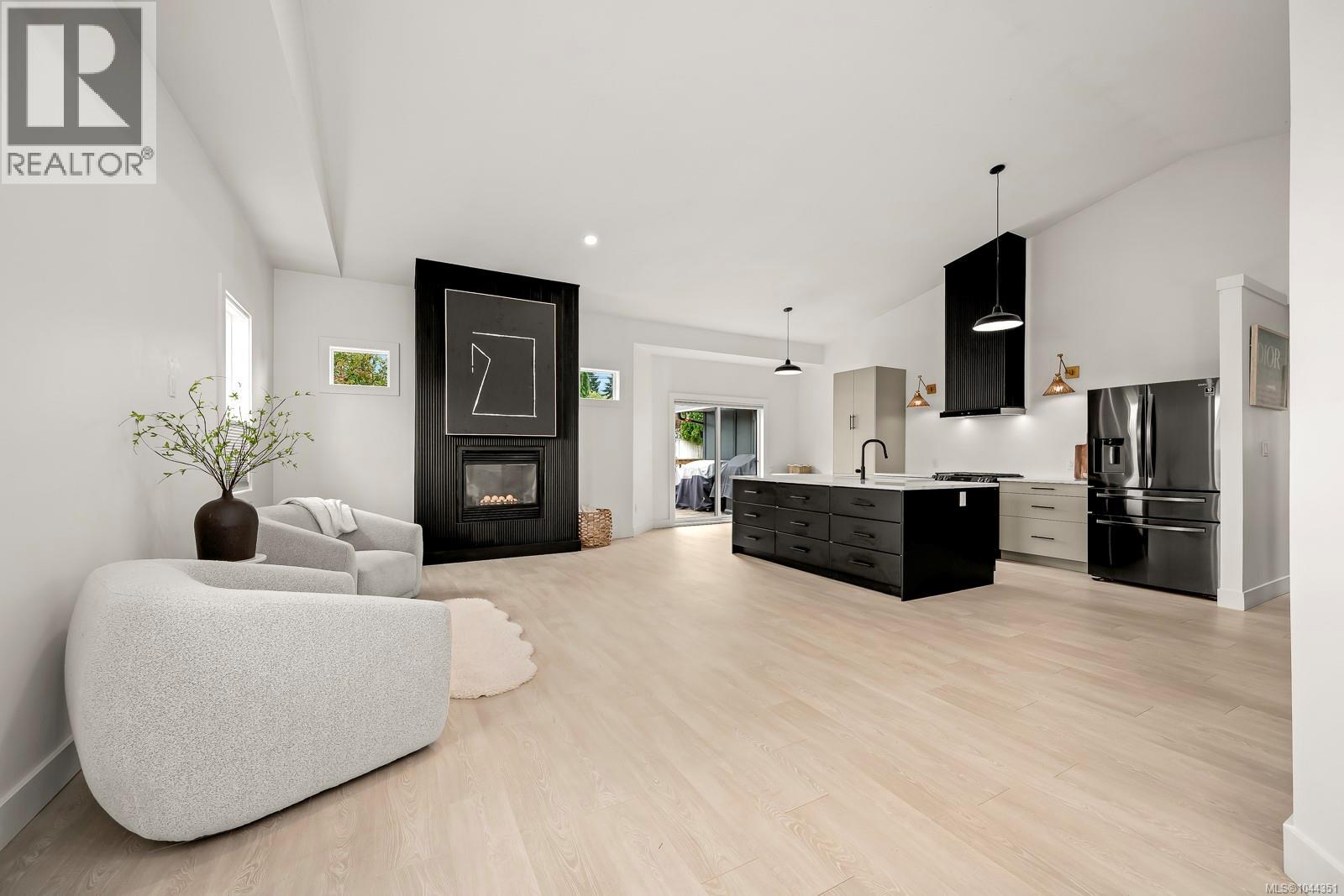 1405 Malahat Dr - Image 8