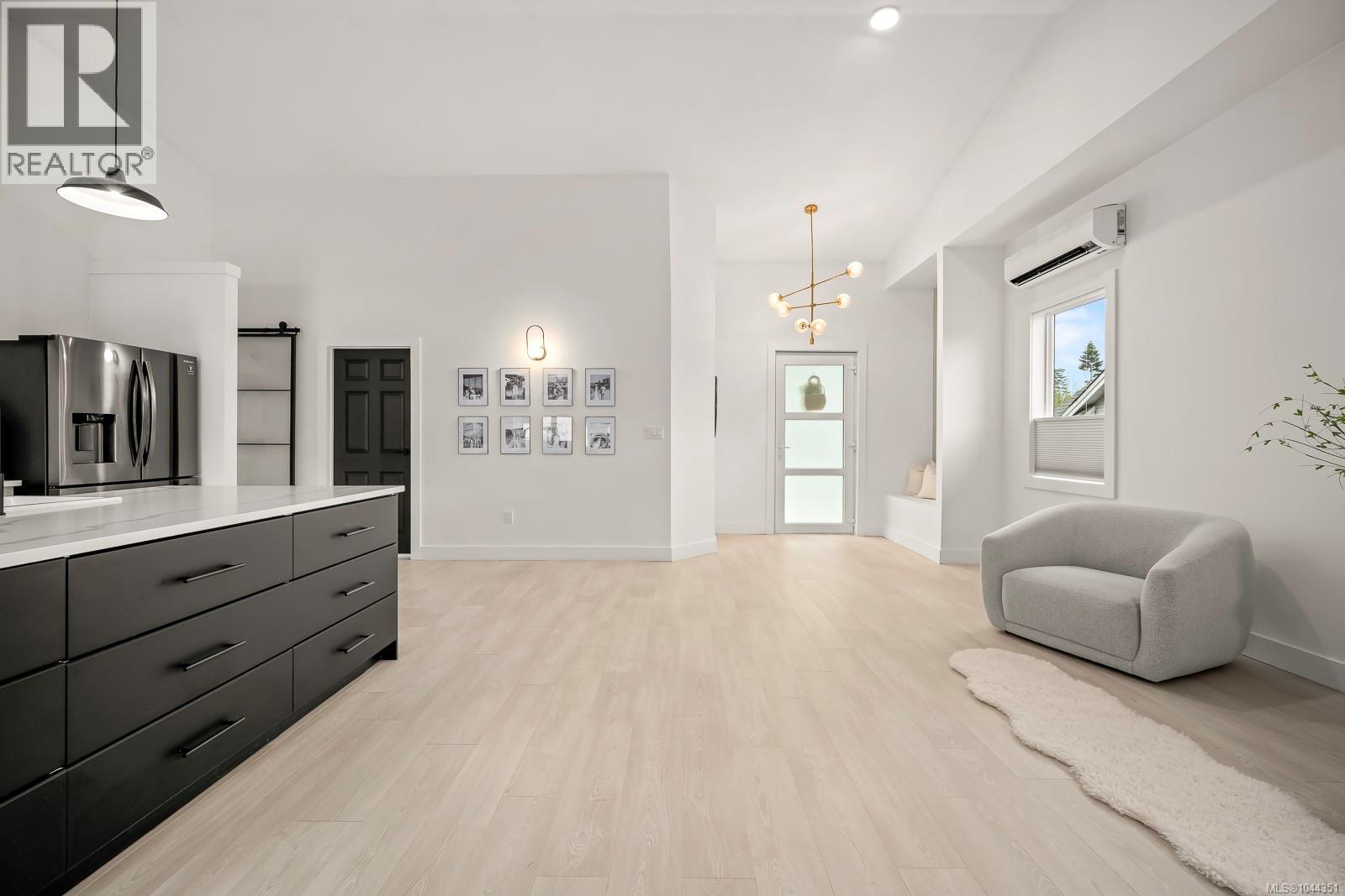 1405 Malahat Dr - 11