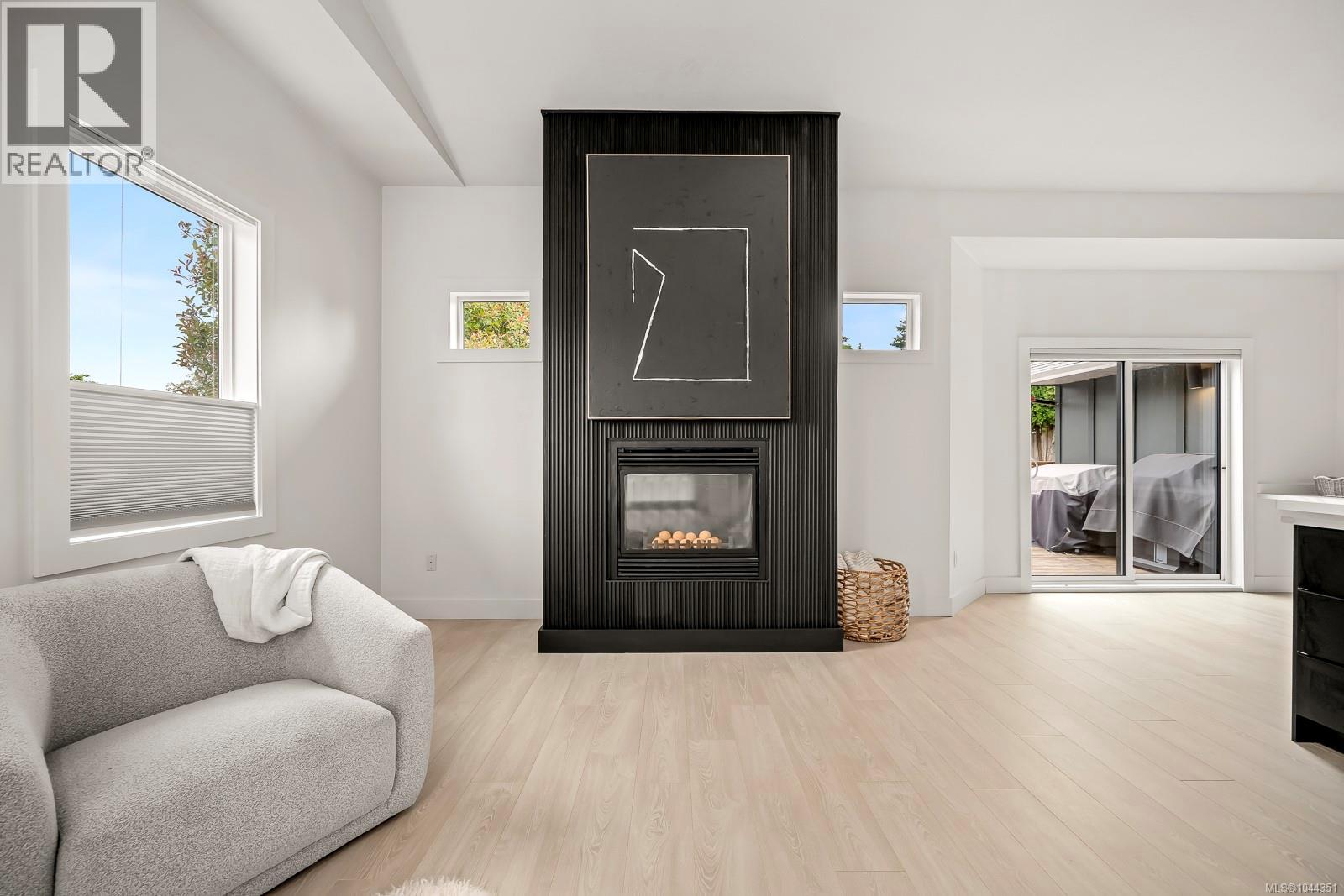 1405 Malahat Dr - 14
