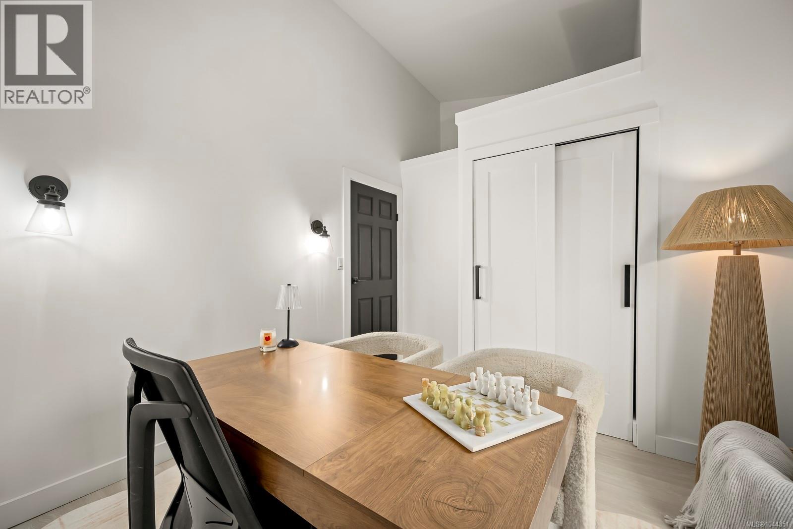 1405 Malahat Dr - 25