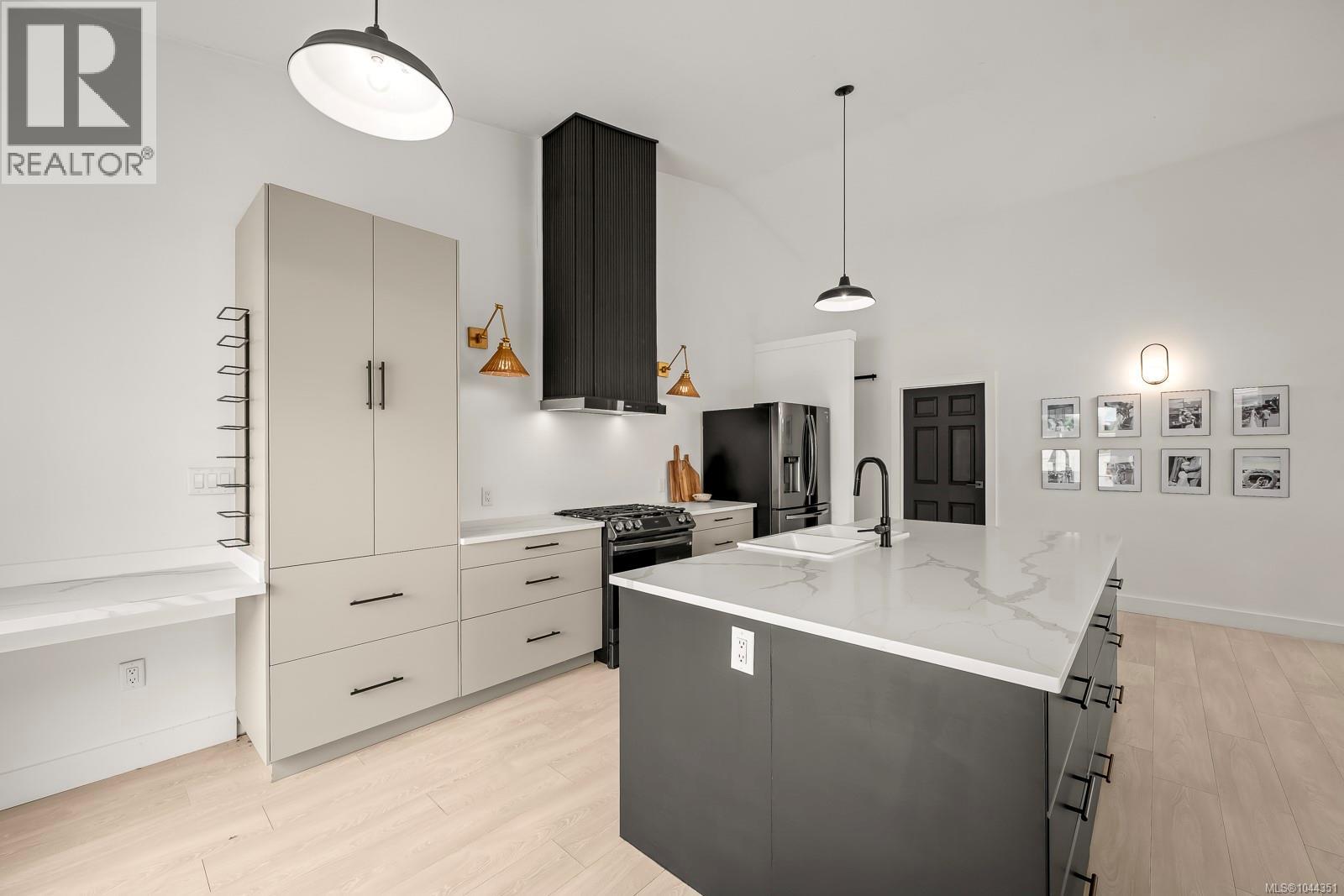 1405 Malahat Dr - 6